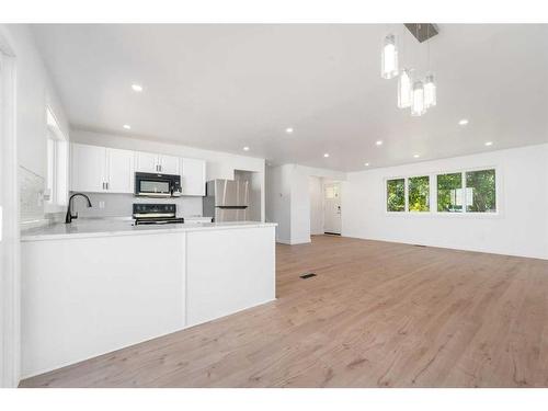 224 Penswood Way Se, Calgary, AB - Indoor Photo Showing Kitchen