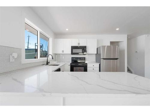 224 Penswood Way Se, Calgary, AB - Indoor Photo Showing Kitchen