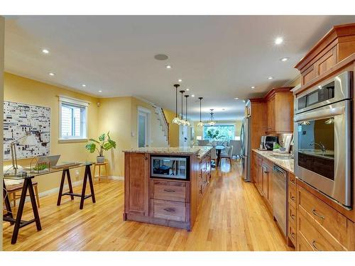 820 15 Street Nw, Calgary, AB - Indoor Photo Showing Kitchen With Upgraded Kitchen