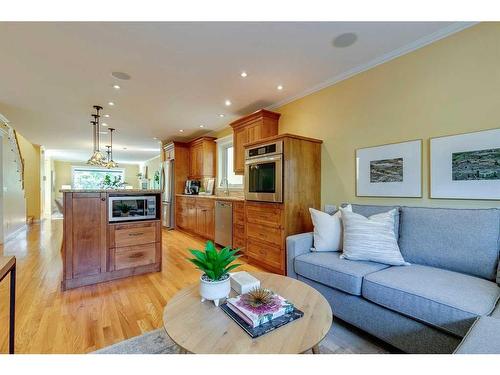 820 15 Street Nw, Calgary, AB - Indoor Photo Showing Living Room