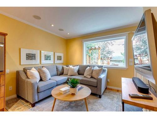 820 15 Street Nw, Calgary, AB - Indoor Photo Showing Living Room