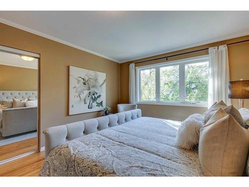 820 15 Street Nw, Calgary, AB - Indoor Photo Showing Bedroom