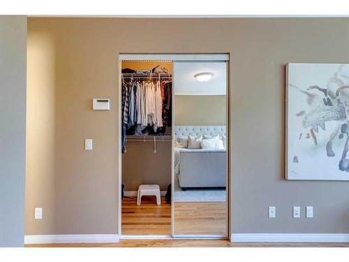 820 15 Street Nw, Calgary, AB - Indoor Photo Showing Other Room