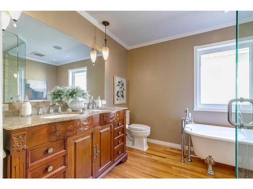 820 15 Street Nw, Calgary, AB - Indoor Photo Showing Bathroom