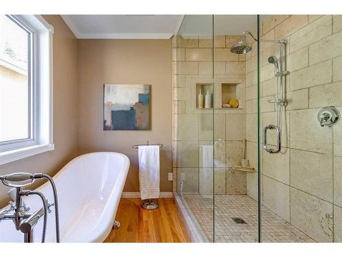 820 15 Street Nw, Calgary, AB - Indoor Photo Showing Bathroom