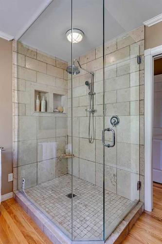 820 15 Street Nw, Calgary, AB - Indoor Photo Showing Bathroom