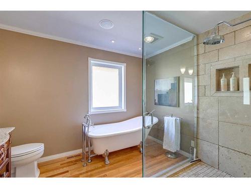 820 15 Street Nw, Calgary, AB - Indoor Photo Showing Bathroom