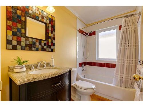 820 15 Street Nw, Calgary, AB - Indoor Photo Showing Bathroom