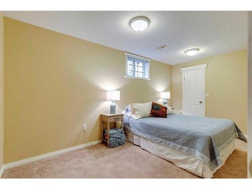 820 15 Street Nw, Calgary, AB - Indoor Photo Showing Bedroom