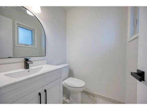 115 Pineside Place Ne, Calgary, AB - Indoor Photo Showing Bathroom