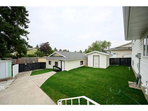 115 Pineside Place Ne, Calgary, AB - Outdoor