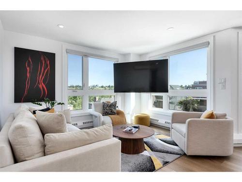 1704-400 Eau Claire Avenue Sw, Calgary, AB - Indoor Photo Showing Living Room