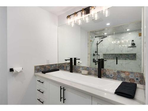 1704-400 Eau Claire Avenue Sw, Calgary, AB - Indoor Photo Showing Bathroom