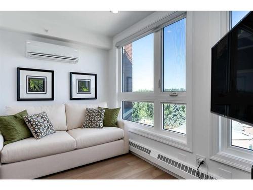 1704-400 Eau Claire Avenue Sw, Calgary, AB - Indoor Photo Showing Living Room