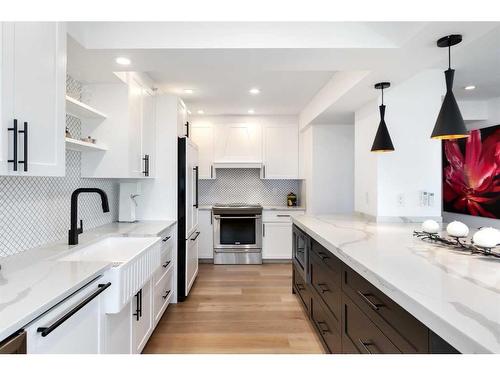 1704-400 Eau Claire Avenue Sw, Calgary, AB - Indoor Photo Showing Kitchen With Upgraded Kitchen