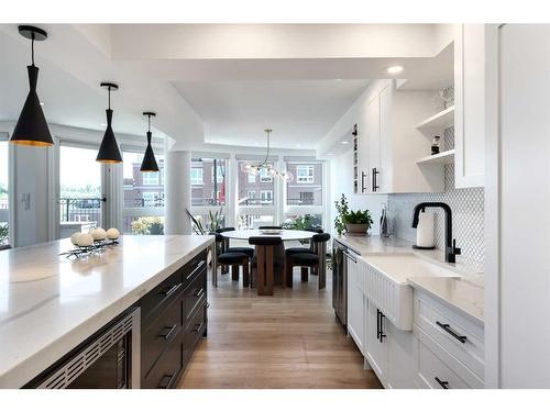 1704-400 Eau Claire Avenue Sw, Calgary, AB - Indoor Photo Showing Kitchen With Upgraded Kitchen