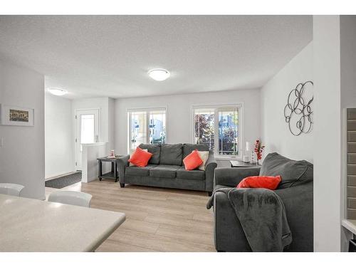 116 Yorkville Avenue Sw, Calgary, AB - Indoor Photo Showing Living Room