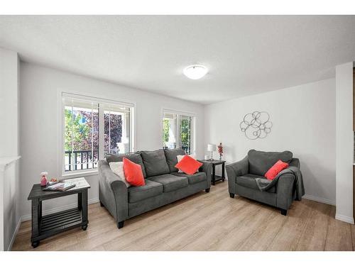 116 Yorkville Avenue Sw, Calgary, AB - Indoor Photo Showing Living Room