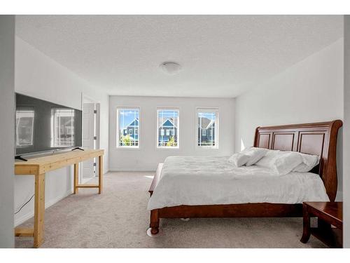 116 Yorkville Avenue Sw, Calgary, AB - Indoor Photo Showing Bedroom