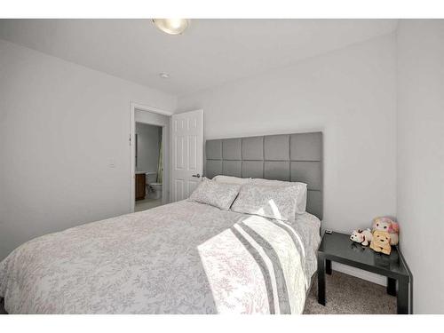 116 Yorkville Avenue Sw, Calgary, AB - Indoor Photo Showing Bedroom