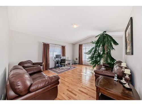 30 Everhollow Rise Sw, Calgary, AB - Indoor Photo Showing Living Room