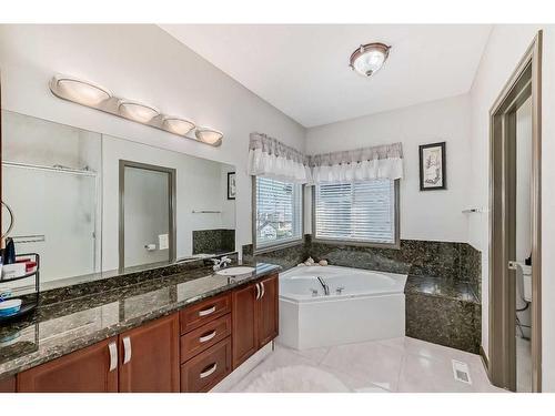 30 Everhollow Rise Sw, Calgary, AB - Indoor Photo Showing Bathroom