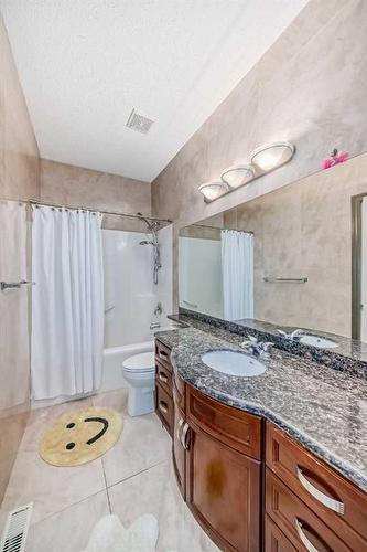 30 Everhollow Rise Sw, Calgary, AB - Indoor Photo Showing Bathroom