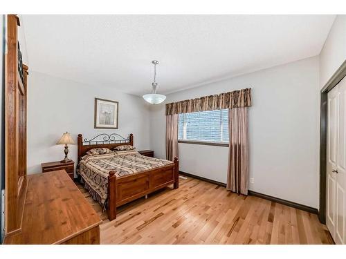 30 Everhollow Rise Sw, Calgary, AB - Indoor Photo Showing Bedroom