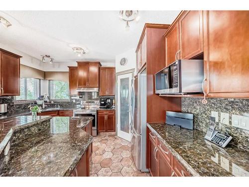 30 Everhollow Rise Sw, Calgary, AB - Indoor Photo Showing Kitchen