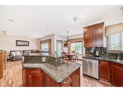 30 Everhollow Rise Sw, Calgary, AB - Indoor Photo Showing Kitchen