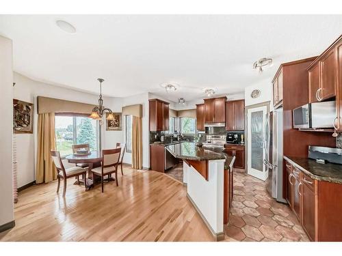 30 Everhollow Rise Sw, Calgary, AB - Indoor Photo Showing Kitchen