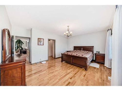 30 Everhollow Rise Sw, Calgary, AB - Indoor Photo Showing Bedroom