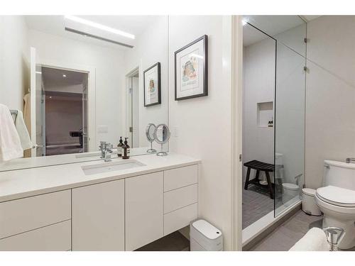 1404 22A Street Nw, Calgary, AB - Indoor Photo Showing Bathroom