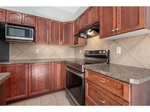 793 Luxstone Landing Sw, Airdrie, AB - Indoor Photo Showing Kitchen