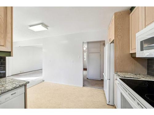 4704 North Haven Drive Nw, Calgary, AB - Indoor Photo Showing Kitchen