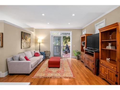 3812 6 Street Sw, Calgary, AB - Indoor Photo Showing Living Room