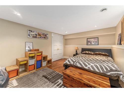 3812 6 Street Sw, Calgary, AB - Indoor Photo Showing Bedroom