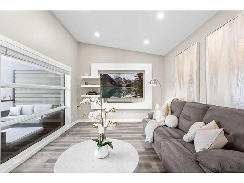 203 35A Street Sw, Calgary, AB - Indoor Photo Showing Living Room