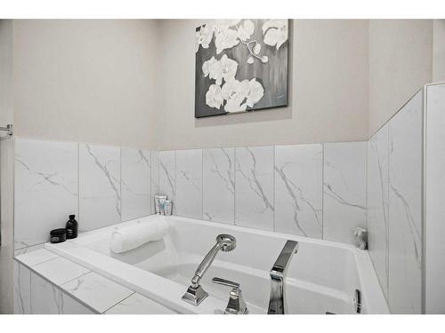 203 35A Street Sw, Calgary, AB - Indoor Photo Showing Bathroom