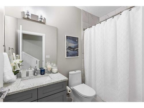 203 35A Street Sw, Calgary, AB - Indoor Photo Showing Bathroom