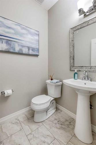 83 Sundown Way, Cochrane, AB - Indoor Photo Showing Bathroom