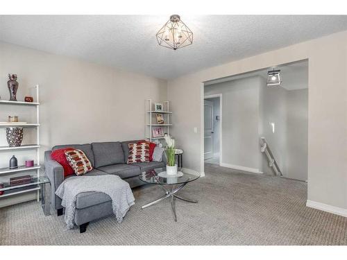 83 Sundown Way, Cochrane, AB - Indoor Photo Showing Living Room