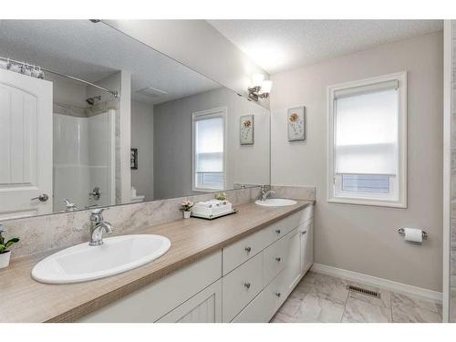 83 Sundown Way, Cochrane, AB - Indoor Photo Showing Bathroom