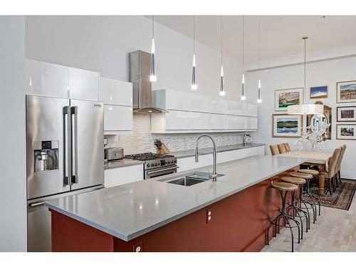 114 18 Avenue Se, Calgary, AB - Indoor Photo Showing Kitchen With Upgraded Kitchen