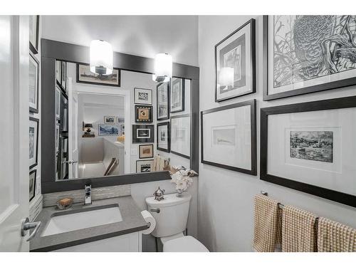 114 18 Avenue Se, Calgary, AB - Indoor Photo Showing Bathroom