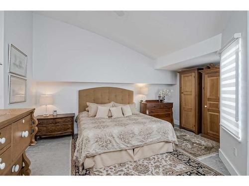 114 18 Avenue Se, Calgary, AB - Indoor Photo Showing Bedroom