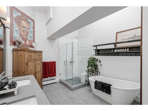 114 18 Avenue Se, Calgary, AB - Indoor Photo Showing Bathroom