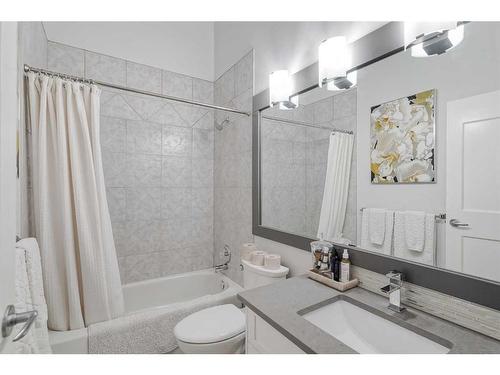 114 18 Avenue Se, Calgary, AB - Indoor Photo Showing Bathroom