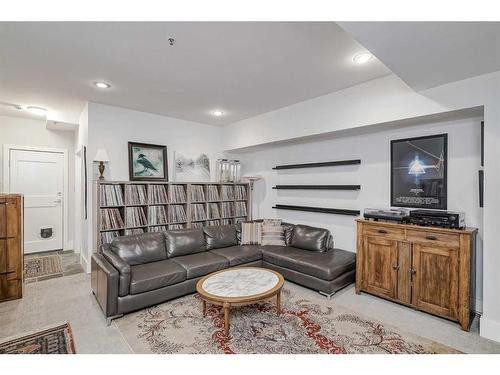 114 18 Avenue Se, Calgary, AB - Indoor Photo Showing Living Room