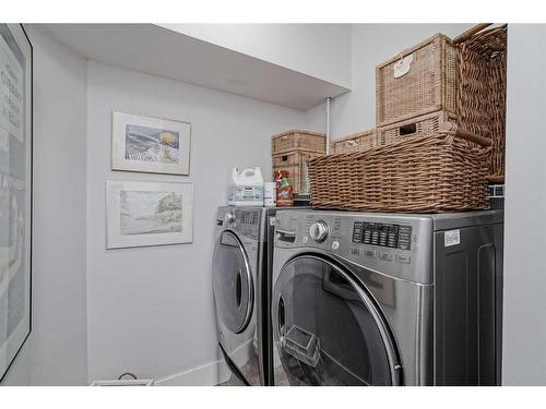 114 18 Avenue Se, Calgary, AB - Indoor Photo Showing Laundry Room